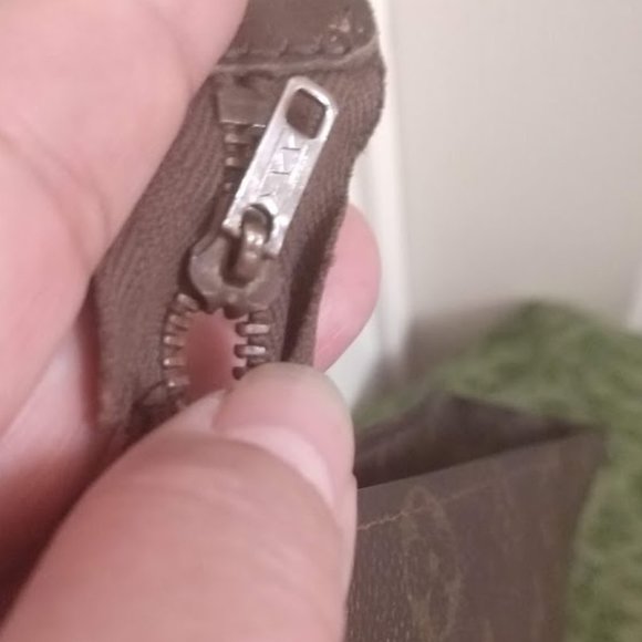 Louis Vuitton Monogram Pouch 26 - Picture 8 of 11